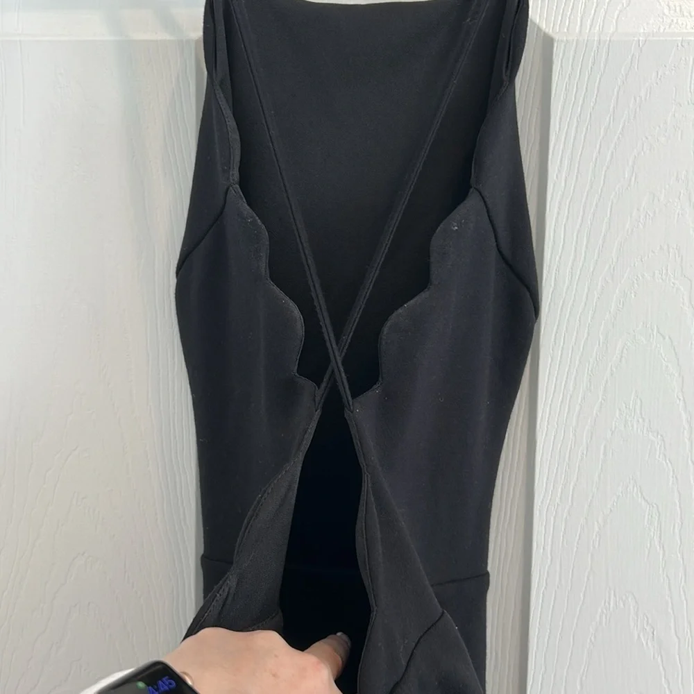 Elegant Black Sleeveless Dress - Picture 2 of 6